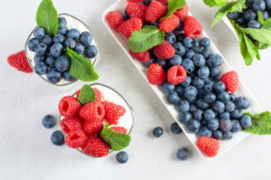 Kremalı, ahududulu ve naneli yaban mersinli krema.. 