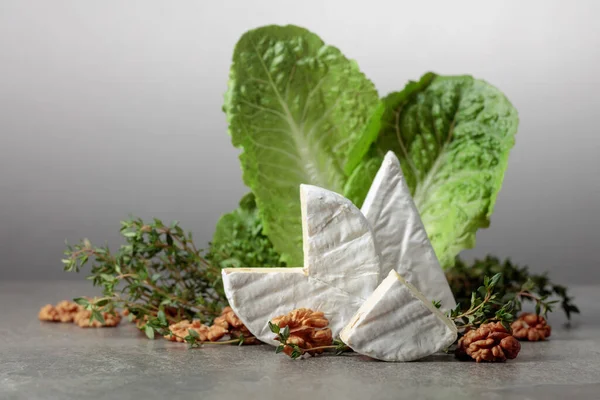 Frischer Brie Käse Mit Salat Thymian Und Walnüssen Auf Einem — Stockfoto