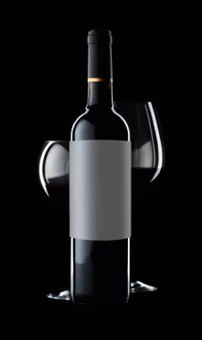 Siyah arka planda kırmızı şarap şişesi ve bardaklar. Boş etiketli bir şişe, etiketli bir yol ve gözlüklü bir şişe..