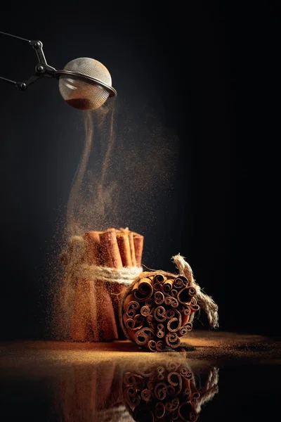 Cinnamon Powder Poured Out Strainer Ground Cinnamon Cinnamon Sticks Tied — Stockfoto