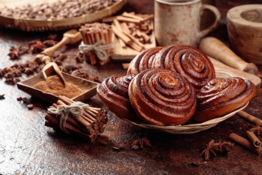 Mutfak masasında taze pişmiş tarçınlı çörekler.. 