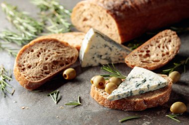 Yeşil zeytinli mavi peynir, biberiye ve taze ekmek..