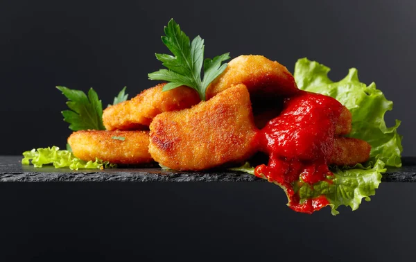 Gebratene Nuggets Mit Ketchup Petersilie Und Salat Kopierraum — Stockfoto