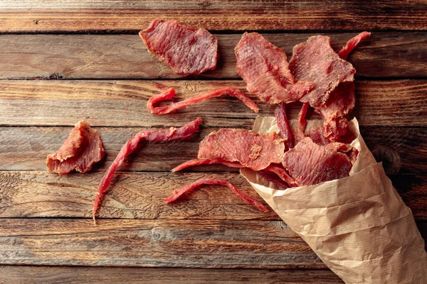 Trozos Carne Picante Curada Seco Una Bolsa Papel Sobre Una — Foto de Stock