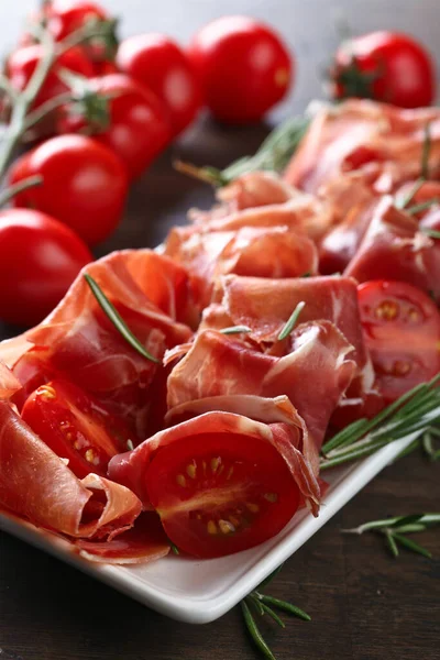 Prosciutto Com Alecrim Tomate Uma Mesa Madeira Velha — Fotografia de Stock