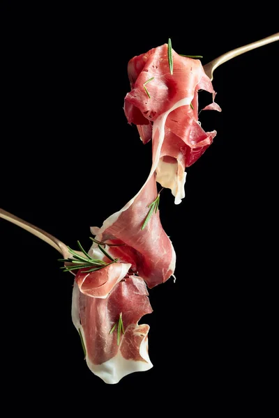 Krájené Prosciutto Rozmarýnem Vidličkách Izolované Černém Pozadí — Stock fotografie