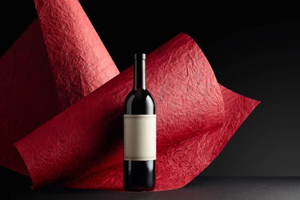 Botella Vino Tinto Sin Abrir Con Etiqueta Vacía Copiar Espacio —  Fotos de Stock
