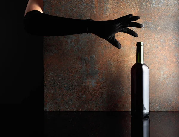 Frau Hand Hand Greift Nach Einer Flasche Rotwein Ein Konzeptbild — Stockfoto