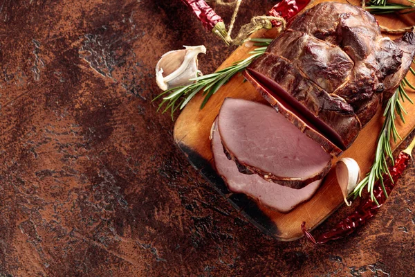 Gerookte Ham Met Rozemarijn Knoflook Peper Een Keukentafel Kopieerruimte — Stockfoto