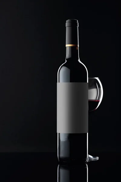 Μπουκάλι Και Ποτήρι Κόκκινο Κρασί Μαύρο Ανακλαστικό Φόντο Αποθήκευση Διαδρομής — Φωτογραφία Αρχείου