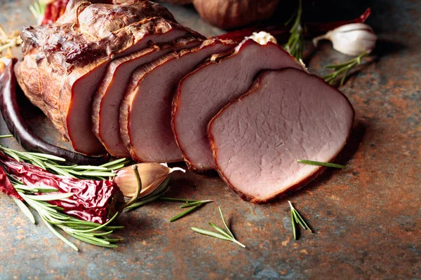 Gerookte Ham Met Rozemarijn Knoflook Peper Een Keukentafel — Stockfoto