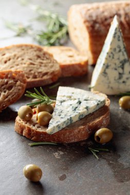 Yeşil zeytinli mavi peynir, biberiye ve taze ekmek..