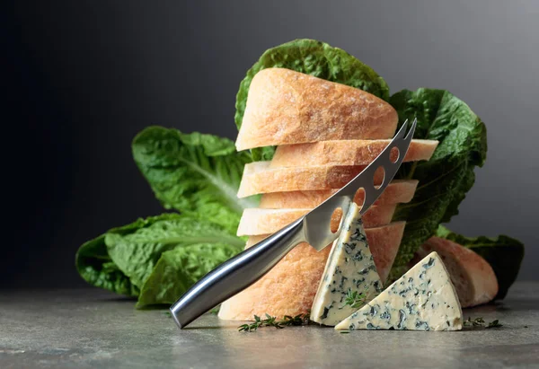 Rebanadas Queso Azul Con Pan Lechuga Tomillo Cuchillo Queso — Foto de Stock