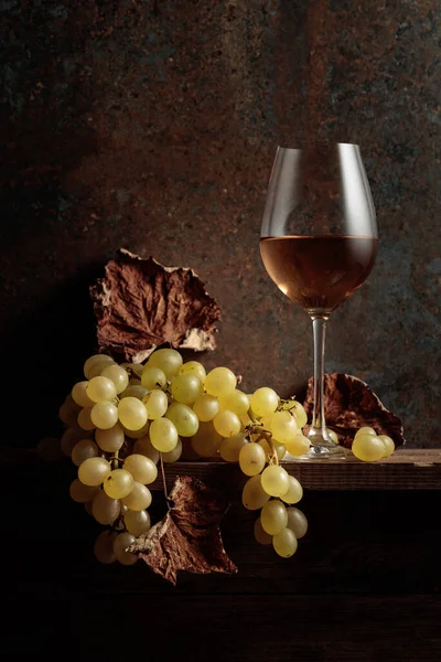 Ein Glas Weißwein Mit Trauben Und Vertrockneten Weinblättern Alter Holztisch — Stockfoto