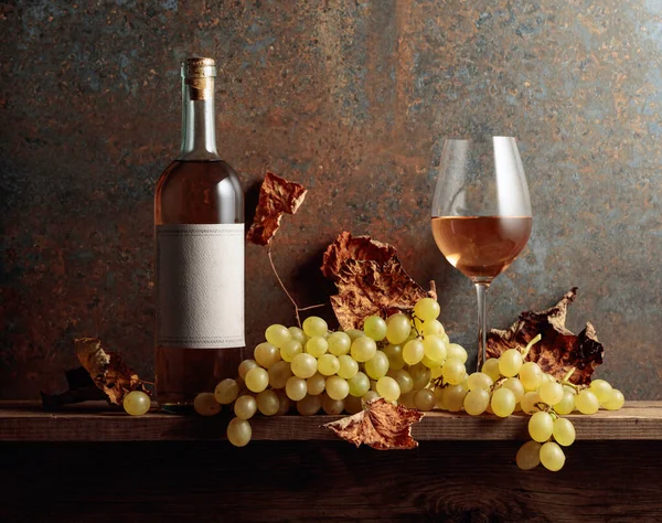 Wein Mit Trauben Und Vertrockneten Weinblättern Flasche Mit Altem Leeren — Stockfoto