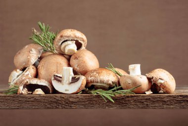 Eski ahşap bir masada biberiyeli şampiyon. Boşluğu kopyala.