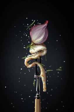 Tuz ve biberiye serpiştirilmiş soğanlı baharatlı domuz yağı.. 