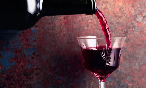 Porto Vin Rouge Fortifié Est Versé Une Bouteille Dans Verre — Photo