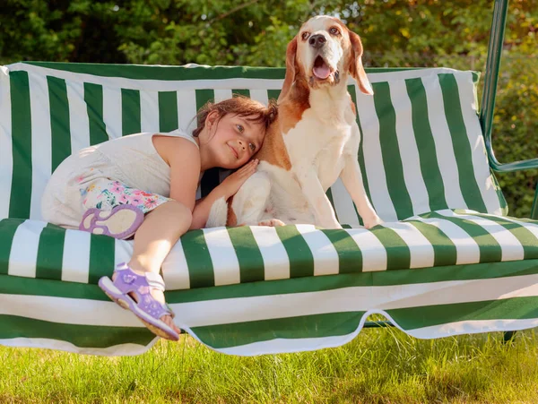 Bahçede Bir Yaz Akşamı Mutlu Küçük Kız Bahçede Köpekle Oynuyor — Stok fotoğraf