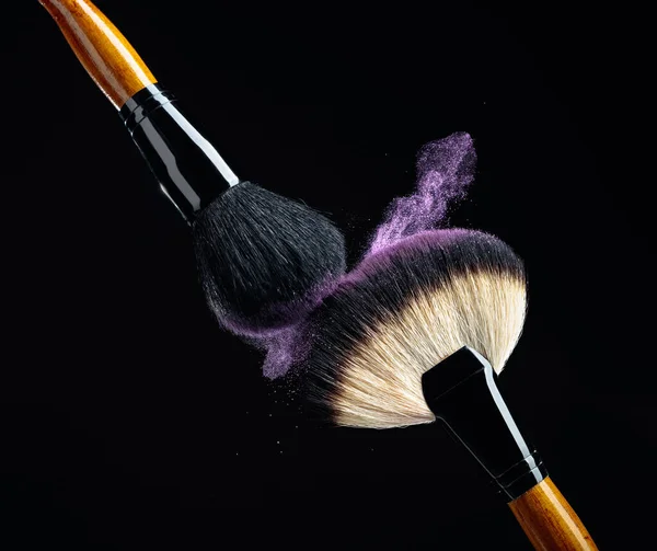 Conceito Maquiagem Com Escovas Maquiagem Profissional Com Sombra Olho Roxo — Fotografia de Stock