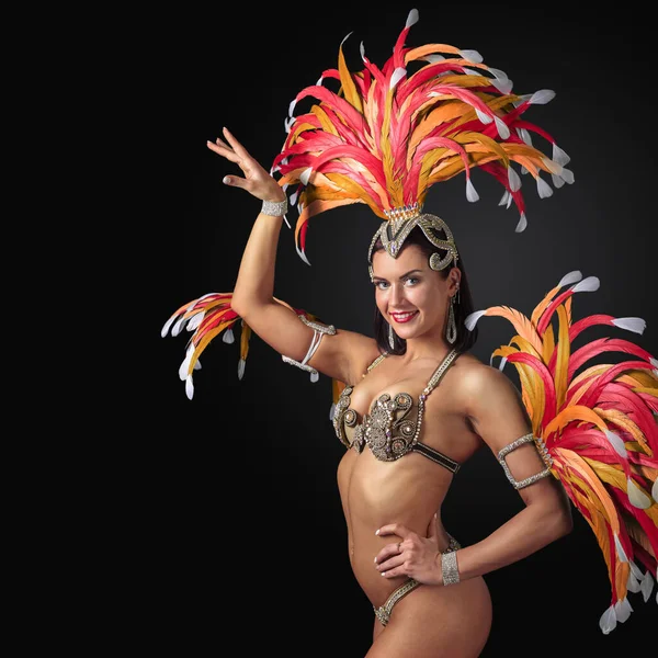 Mujer Morena Feliz Traje Carnaval Con Pedrería Plumas Hermosa Showgirl — Foto de Stock