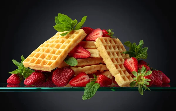 Wafels Met Aardbeien Munt Een Donkere Achtergrond Kopieer Ruimte — Stockfoto