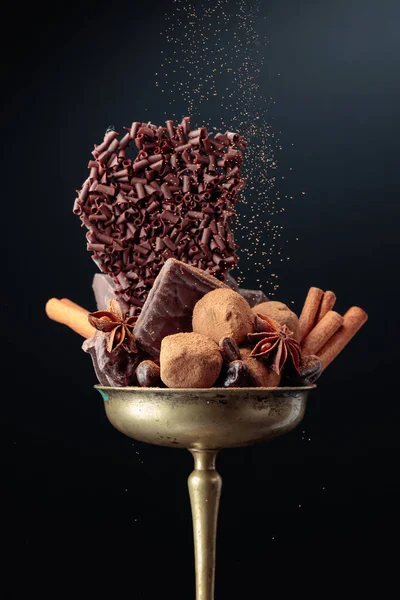 Vários Chocolates Com Ingredientes Uma Tigela Latão Velho Doces Grãos — Fotografia de Stock