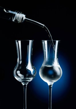 Votka şişeden buzlu dondurulmuş bardağa dökülür..