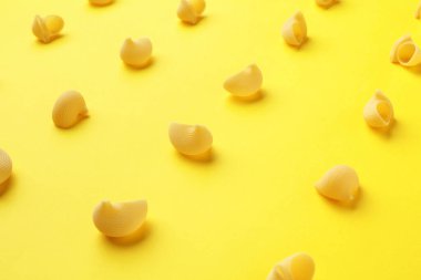 Sarı arka planda makarna, seçici odak.