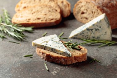 Biberiyeli mavi peynir ve taze ekmek..