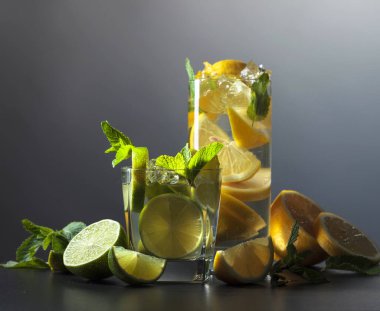 Limonlu, limonlu, buzlu ve naneli kokteyller. Boşluğu kopyala.