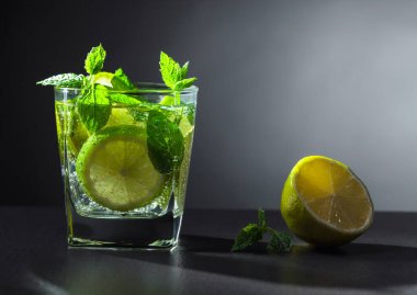 Karbonatlı içecek ya da limon, buz ve naneli kokteyl..