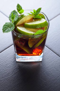 Kola veya limon, buz ve naneli kokteyl..