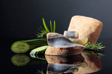 Limonlu Atlantik ringası, yeşil salatalık, soğan ve biberiye. Ringa filetosu ve yağlı sandviç..