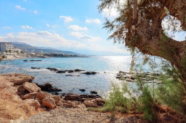 Güzel yaz deniz manzarası. Ünlü Chersonissos tatil beldesinin limanı, Girit, Yunanistan. 