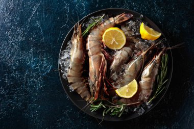 Limonlu, biberiyeli ve ezilmiş buzlu taze kaplan karidesleri..