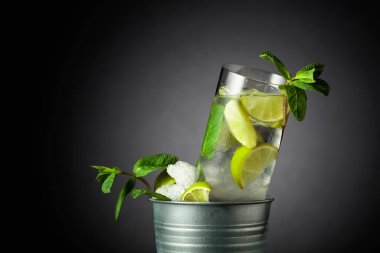 Buzlu, limonlu ve naneli mojito kokteyli..