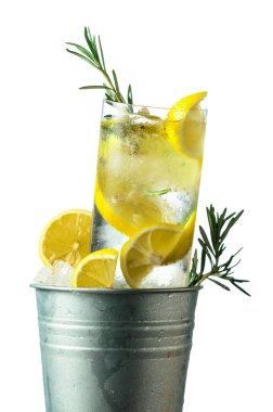 Buzlu, buzlu ve biberiyeli cin tonik kokteyl. Beyaz bir arkaplanda izole edilmiş.