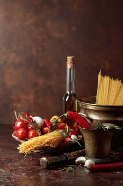 Malzemeli makarna ve eski mutfak aletleri. Boşluğu kopyala.