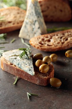 Yeşil zeytinli mavi peynir, biberiye ve taze ekmek..
