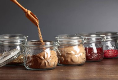 Cam kavanozlarda çeşitli Doğu baharatları ve otlar var. Seçici odak.