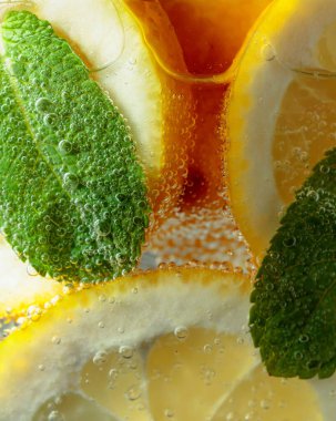 Limon dilimleri ve naneli mojito. Makro çekim.