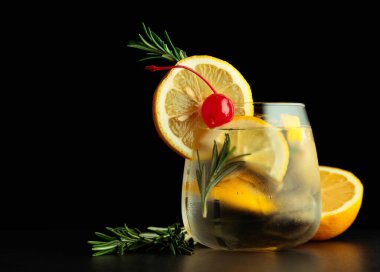 Limon dilimleri ve biberiyeli koktail cin toniği..