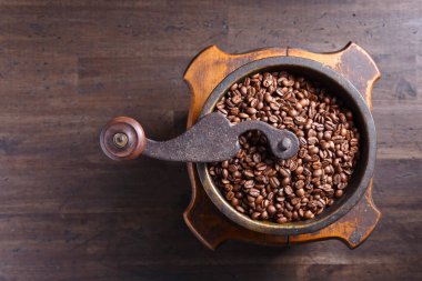 Eski kahve öğütücüsü ve kavrulmuş kahve çekirdekleri.