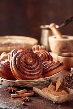 Mutfak masasında taze pişmiş tarçınlı çörekler.. 