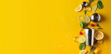 Kokteyl yapmak için malzemelerle karıştırıcı. Kopyalama alanı olan sarı arkaplan. Üst görünüm.