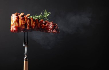 Biberiyeli ızgara kaburga ve çatal. Metin için boş alan.