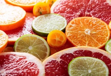 Turunçgil meyvelerini kapatın. Limon, limon, mandalina, pembe greyfurt ve portakal parçaları. Seçici odak.