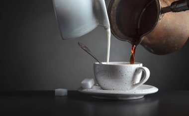 Krema ve sade kahve bir fincana doldurulur..