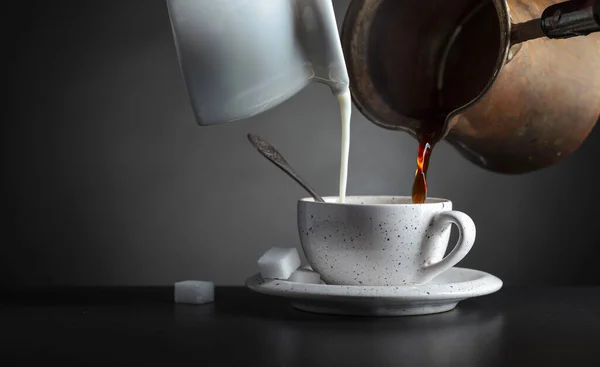 Sahne Und Schwarzer Kaffee Wird Eine Tasse Gegossen — Stockfoto